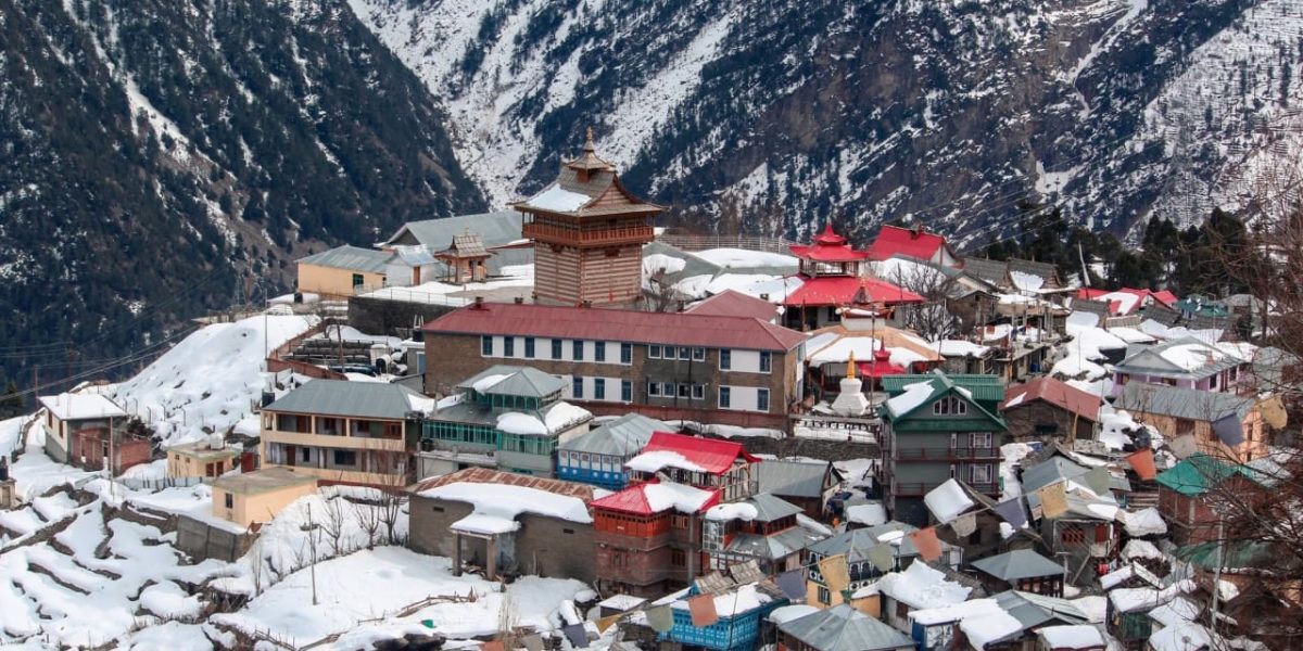 Rooftops-of-homes-in-Kalpa-village-covered-with-snow